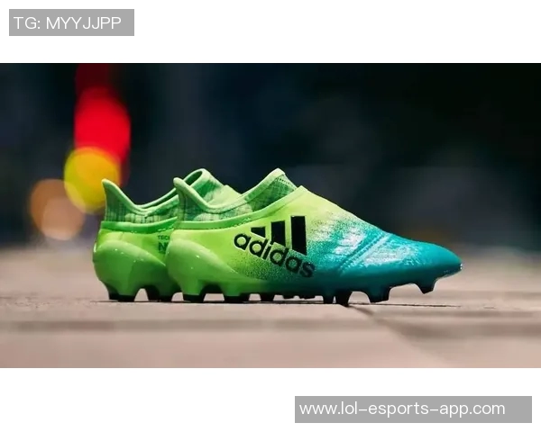 球星绿色足球鞋上脚效果展示引领时尚潮流运动风尚 球星绿色足球鞋上脚效果展示引领时尚潮流运动风尚