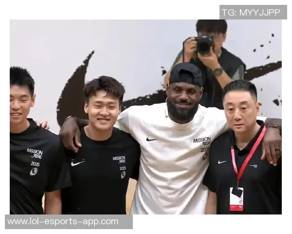 老詹与足球巨星们的深厚友谊与合作关系探索分析 老詹与足球巨星们的深厚友谊与合作关系探索分析